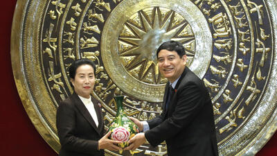 Chủ nhiệm Ủy ban Văn hóa, Giáo dục Nguyễn Đắc Vinh tặng quà lưu niệm cho Chủ nhiệm Ủy ban Văn hóa-Xã hội Lào