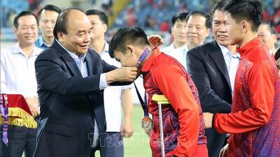 Chủ tịch nước Nguyễn Xuân Phúc trao huy chương cho các cầu thủ Việt Nam