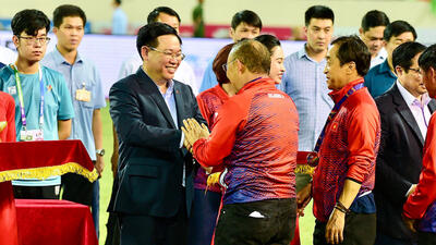 Chủ tịch Quốc hội Vương Đình Huệ chúc mừng Huấn luyện viên Park Hang Seo
