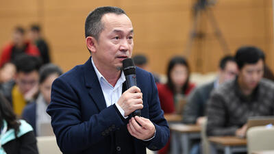 Nhạc sỹ Quốc Trung phát biểu ý kiến tại họp báo