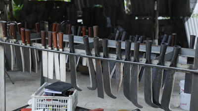 Sản phẩm dao được bày bán ngay tại làng Phúc Sen