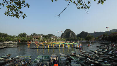 Du khách được hòa mình vào không khí lễ hội rước rồng trên sông chỉ có ở Ninh Bình. Hàng trăm thuyền chờ sẵn để đưa du khách vào khu Tam Cốc - Bích Động.