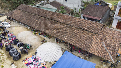 Chợ Kéo Phường ở xã Phi Hải, huyện Quảng Uyên họp ngay dưới mái đình cổ.