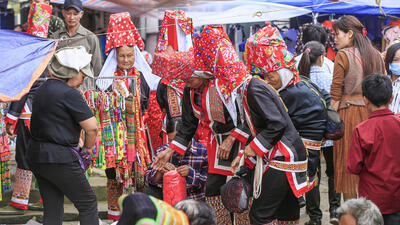 Phiên chợ thường đông đúc vào ngày thứ Bảy và Chủ nhật, mang đậm bản sắc dân tộc vùng cao