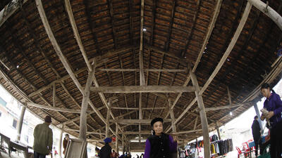Ngôi đình cổ có 30 gian, mái đình lợp ngói âm dương có 2 tầng. Vì làm bằng gỗ quý nên đến giờ đình vẫn trong tình trạng tốt.