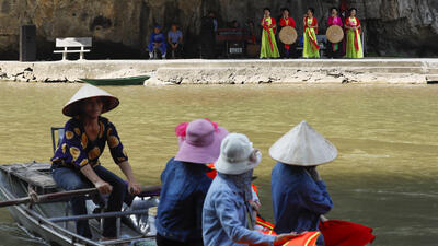 Du khách ngồi thuyền ngắm cảnh đẹp Tam Cốc, thưởng thức các làn điệu dân ca nổi tiếng của Việt Nam.