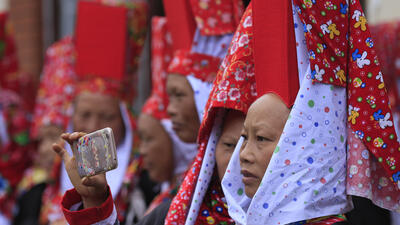 Phụ nữ Dao Thanh Phán khi lấy chồng họ cạo trọc đầu và đội lên đầu một hộp nhỏ màu đỏ rồi phủ khăn lên