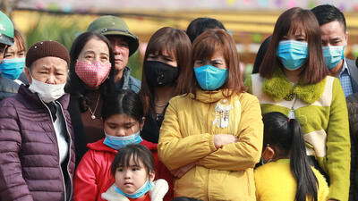 Đông đảo nhân dân đến xem lễ hội cũng không quên đeo khẩu trang phòng ngừa dịch cúm virut Corona