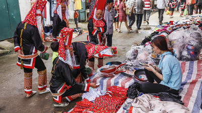 Tại chợ phiên đa phần là người Kinh, người dao Thanh Phán và một số người dân tộc thiểu số vùng lân cận