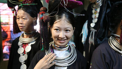 Trong suốt thời gian diễn ra các nghi lễ, các bà vợ trong trang phục truyền thống thường xuyên có mặt theo dõi.