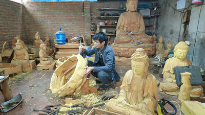 Làng nghề Sơn Đồng nổi tiếng với sản phẩm tượng phật, tượng mẫu và các sản phảm đồ thờ cúng.