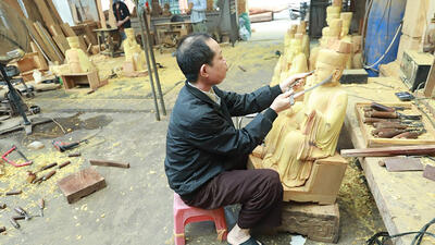 Nghề truyền thống điêu khắc, tạc tượng từ gỗ và làm đồ thờ sơn son thếp vàng, thếp bạc đã có từ lâu đời ở Sơn Đồng.