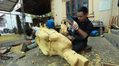 Những nghệ nhân ở Sơn Đồng miệt mài bên những sản phẩm điêu khắc tượng thờ.