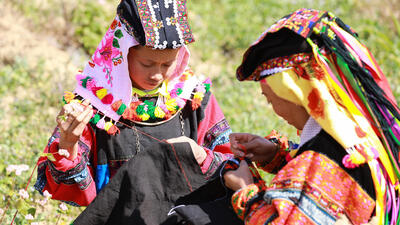 Những bộ trang phục của người Lô Lô Hoa được may và thêu hết sức cầu kỳ trong từng đường kim, mũi chỉ từ váy, áo, quần cho đến khăn, mũ.