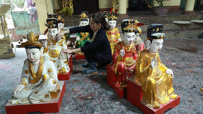Các sản phẩm mỹ nghệ truyền thống điêu khắc sơn son thếp vàng, bạc của các nghệ nhân Sơn đồng đã đi vào đời sống tâm linh của người dân Việt ở nhiều nơi.